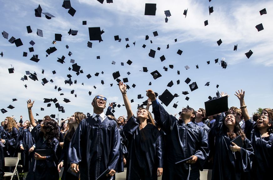 EXCEPȚIONAL: Din cei 24 șefi de promoție ai colegiilor ieșene de elită unul singur vrea să studieze în afara țării / Marea majoritate, la Iași