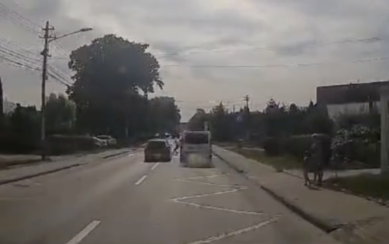Șofer filmat în timp ce face o depășire în apropierea unei treceri de pietoni și este la un pas să izbească un pieton