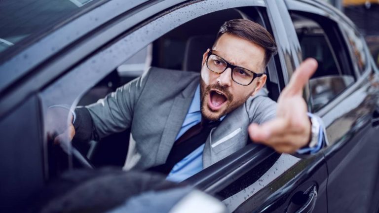 Amenzi de până la 4.000 de euro pentru șoferii care înjură în trafic