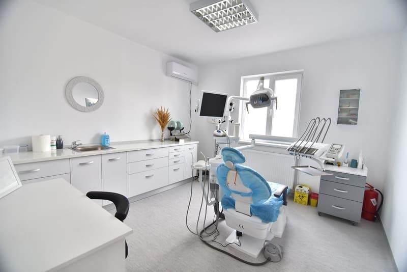  V-ați da gura pe mâna unui stomatolog la început de drum? Ieșenii par reticenți când aud de studenți și rezidenți