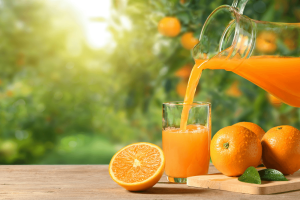 Nutriționist: Într-un suc natural e un concentrat de fructoză teribil, care se transformă în strat adipos