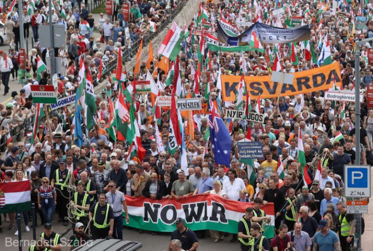 Mii de unguri mărşăluiesc în centrul Budapestei pentru a-l susţine pe Orban înainte de scrutinul european