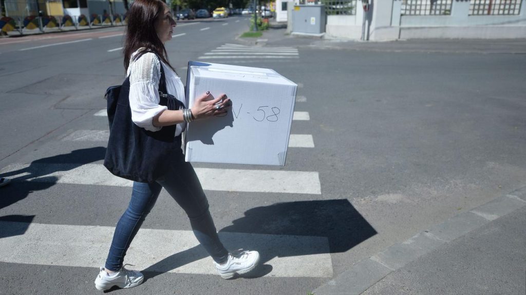  Peste 300 de pacienți au cerut să voteze în spitalele ieșene, cu urna mobilă