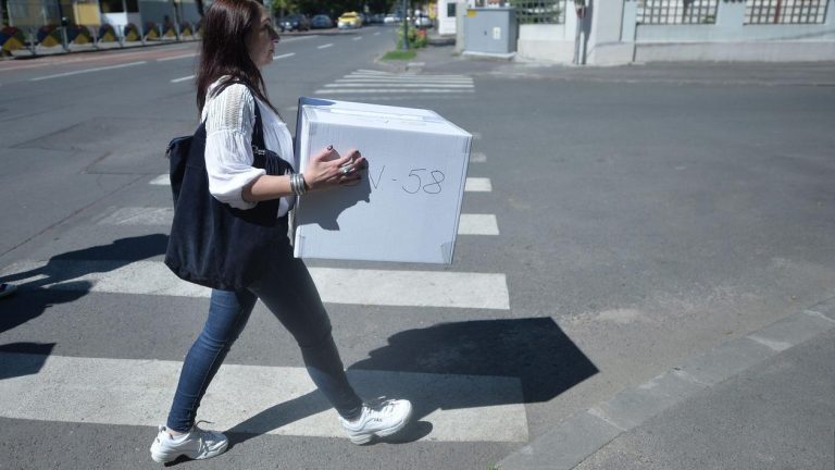 Peste 300 de pacienți au cerut să voteze în spitalele ieșene, cu urna mobilă