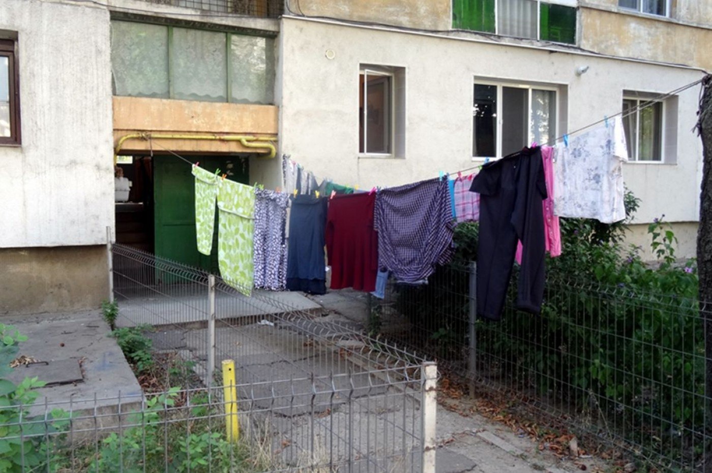 Amenzi de până la 10.000 lei pentru românii care stau la bloc și își usucă rufele. Ce NU pot face?