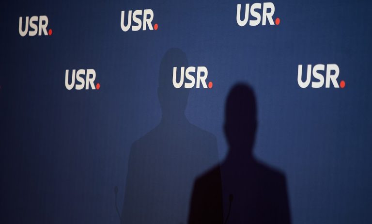 Cum se împart taberele în USR pentru șefia partidului. Doi candidați s-au retras