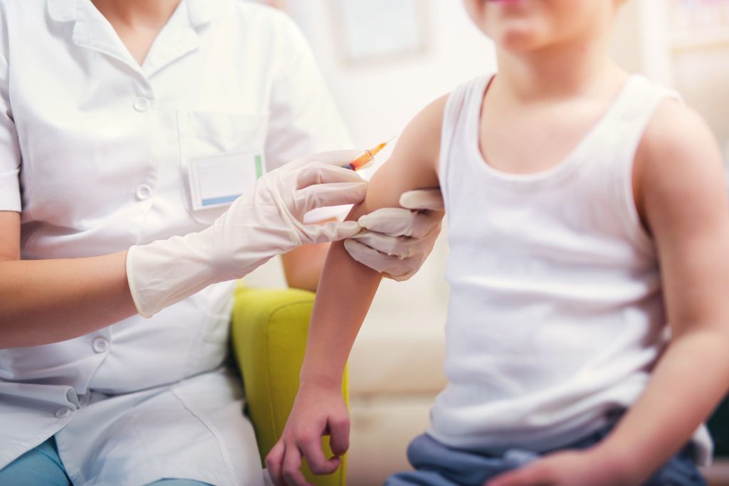  De ce nu ne vaccinăm. „Când cineva te minte repetat, îl mai crezi, dacă îți spune o dată adevărul?”