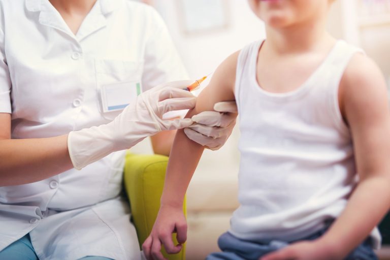 De ce nu ne vaccinăm. „Când cineva te minte repetat, îl mai crezi, dacă îți spune o dată adevărul?”