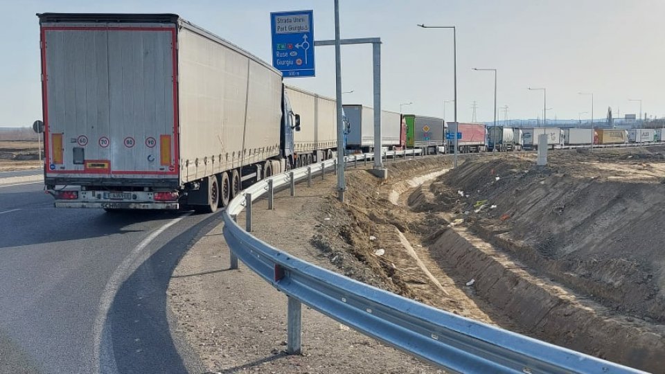 Un șofer turc de TIR, aflat sub influența alcoolului, a atacat cu cuțitul un polițist de frontieră din vama Siret
