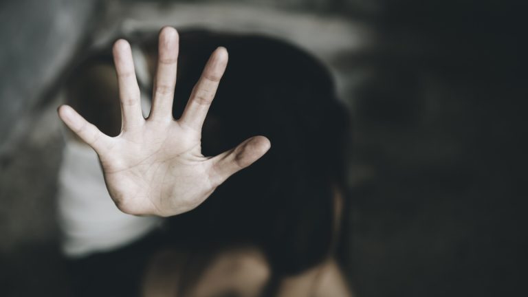 Tânăr de 25 de ani, acuzat că ar fi violat două fete de 14 și 15 ani