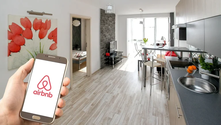 Rețeaua Airbnb, plină de prădători sexuali. Mii de imagini cu oaspeți făcând sex au fot găsite de polițiști