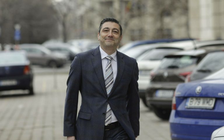 Procurorul general al României, care ar trebui să reprezinte interesele societății, a făcut avere dând statul în judecată