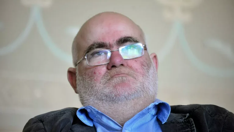 Profesorul Alfred Bulai, acuzat de abuz sexual. El le cerea studentelor să se dezbrace și ar fi încercat să le sărute. Reacția SNSPA