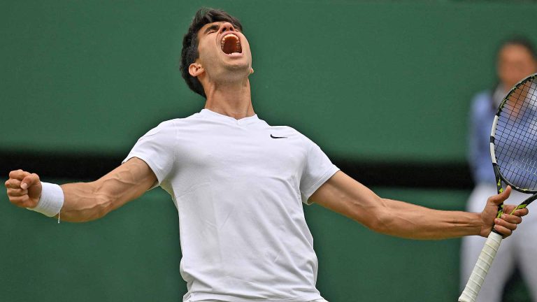 Carlos Alcaraz l-a învins pe Djokovici și a câștigat a doua oară consecutiv finala de la Wimbledon
