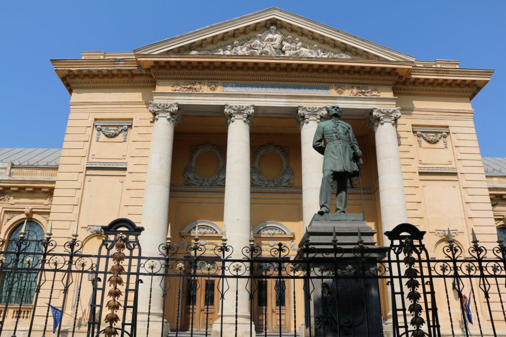  Rectorul Universității de Medicină și Farmacie Carol Davila anunţă că taxa de 8500 de euro pentru studenţii străini ar putea creşte: La vecini sunt taxe mult mai mari, atât la bulgari, cât şi la unguri, de peste 10.000 de euro