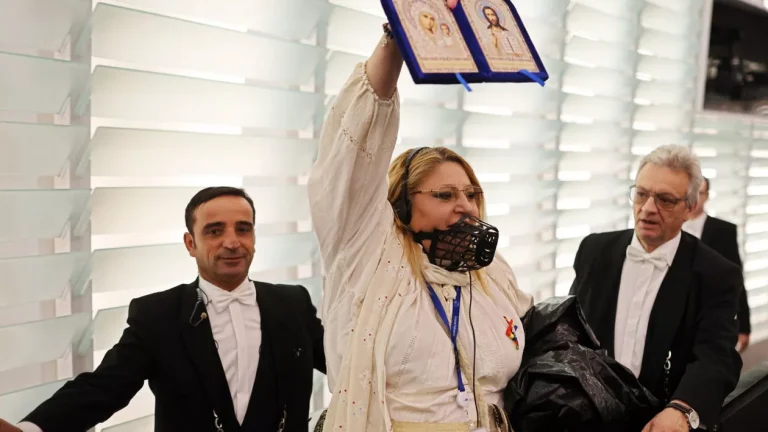 Dianei Șoșoacă nu-i poate fi retras mandatul de europarlamentar din cauza comportamentului din plen