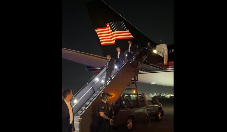 Donald Trump a ajuns la New Jersey, la şase ore după ce a fost împuşcat în urechea dreaptă