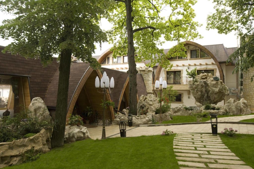 Petrecerile de la restaurantul „La Castel” stârnesc protestele unor locuitori din Breazu. „Nu se poate dormi din cauza zgomotului”