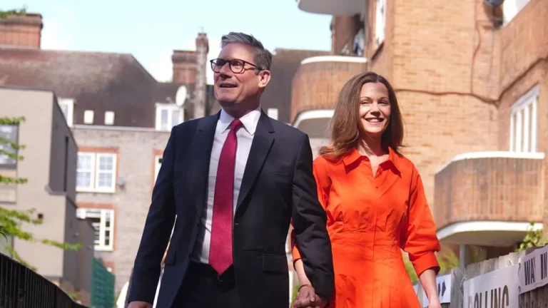 Cine este Keir Starmer, noul premier al Marii Britanii şi ce promite politicianul englez