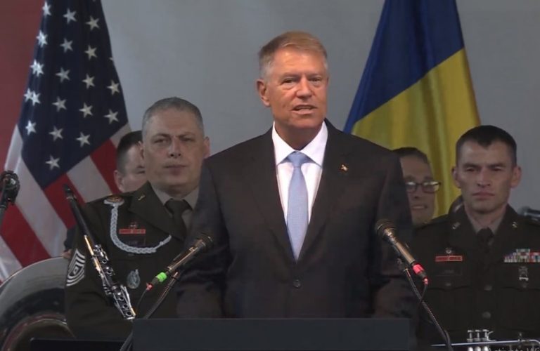 Klaus Iohannis a vorbit la recepţia de la Ambasada SUA despre includerea României în programul Visa Waiver