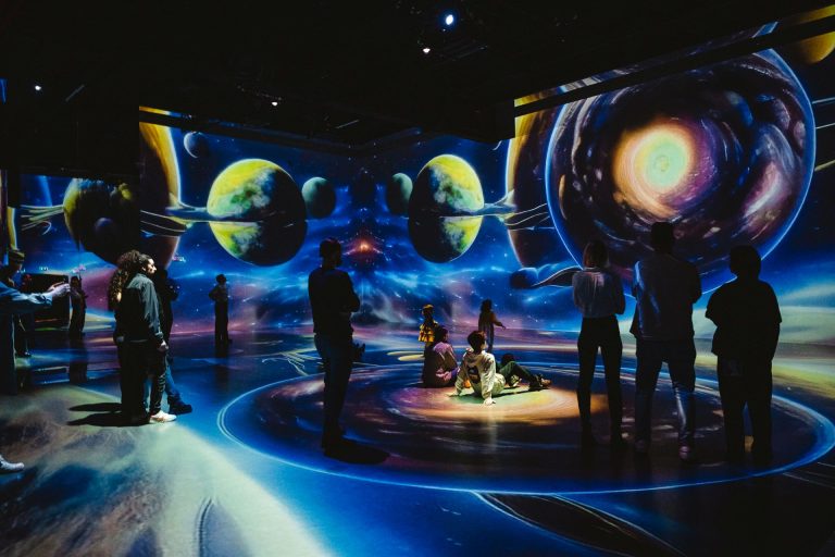 Un nou spectacol imersiv la MINA Pop Up, de la Palas Campus: „COSMOS - Descoperim tainele universului”. Dumitru Prunariu, invitat special la premiera spectacolului, pe 28 iulie