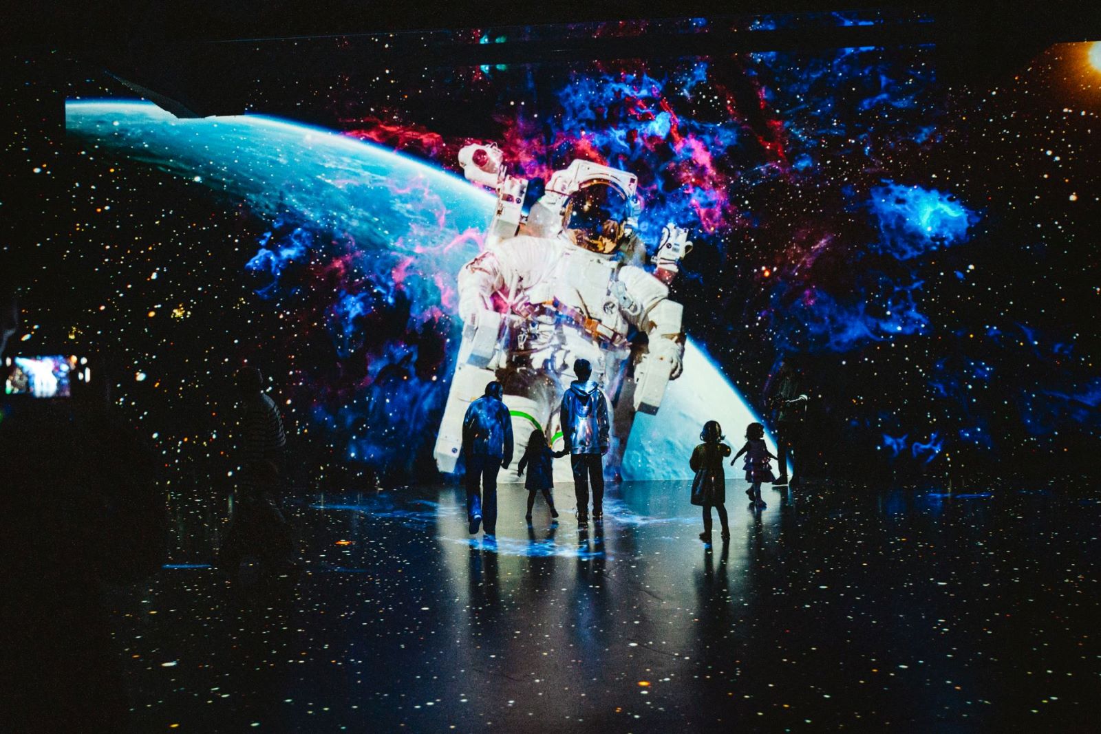 MINA Pop-Up aduce două noi show-uri imersive, la Palas Campus, pe 29 iulie. Vor înlocui spectacolele  „Lumea Subacvatică” și „Constelații interioare”