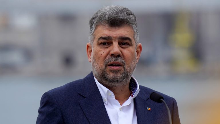 Marcel Ciolacu ține discursuri electorale în fața icoanelor la Paris, dar s-a cazat într-un hotel somptuos. Costurile de cazare ale întregii delegații se ridică la zeci de mii de euro