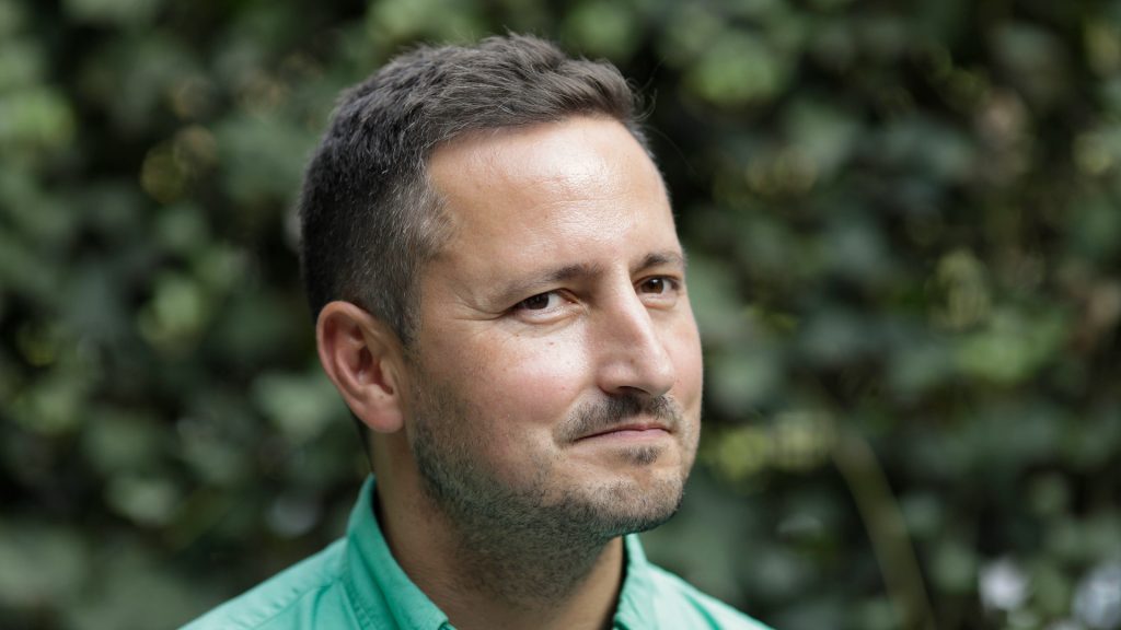  Nicu Ştefănuţă:  Românii înghit orice găluşcă se pune pe piaţa adevărurilor alternative. Nu doar deşteaptă-te, dar pune şi mintea la contribuţie, române