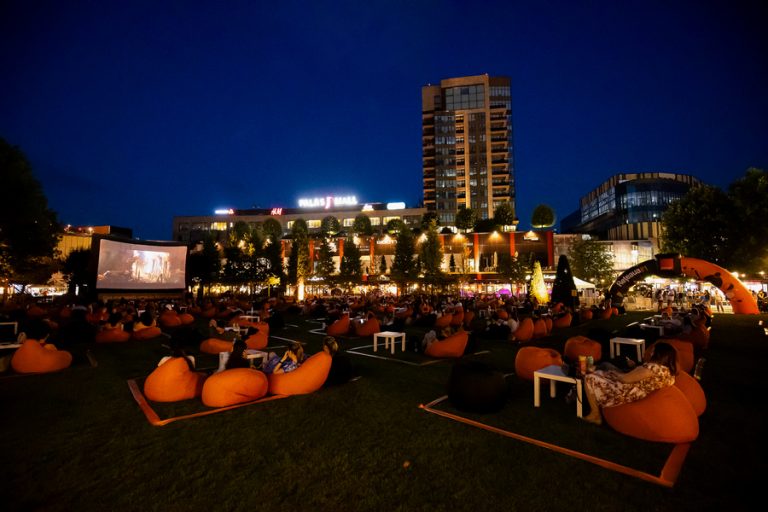 Caravana Orange ajunge la Iași. Pop-up Cinema în aer liber, în parcul Palas