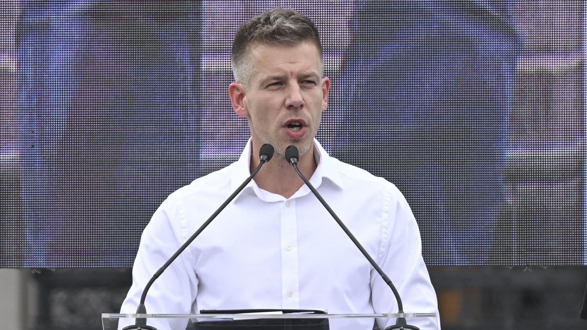 Peter Magyar, liderul opoziţiei maghiare, s-a dus la Kiev cu ajutoare după bombardarea spitalului de copii