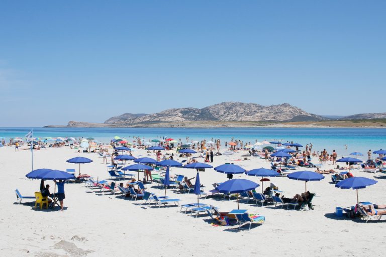 Turiști români, dezamăgiți de plaja cu nisipul cel mai fin din Europa