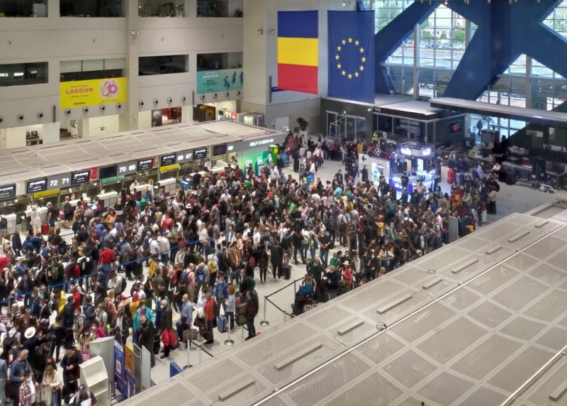 Salarii uriașe, la cel mai prost aeroport din Europa, Otopeni: un casier are 9.000 lei, plus sporuri