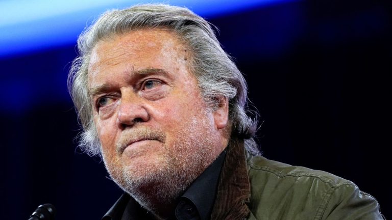 Steve Bannon, fostul consilier al lui Trump, se predă la închisoare pentru a-şi ispăşi pedeapsa