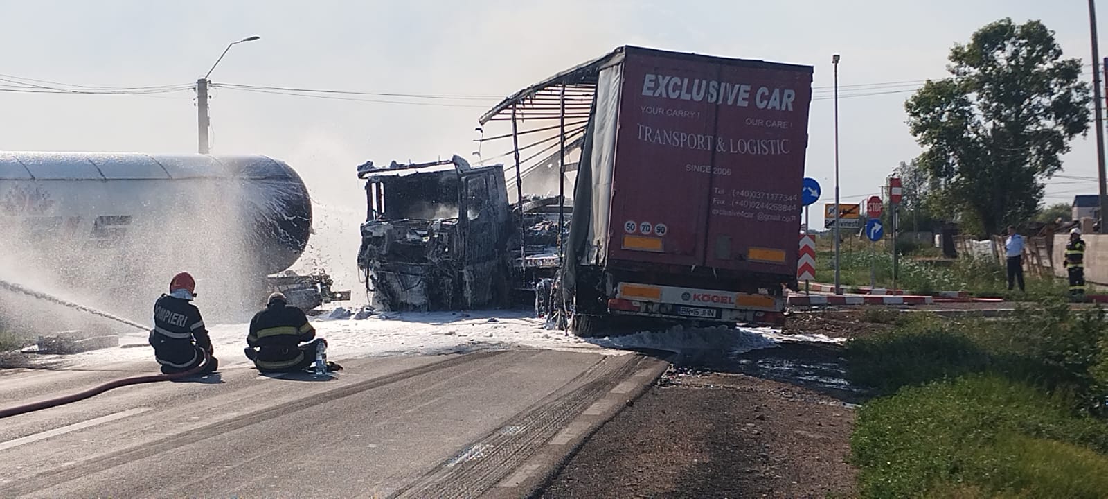 Un camion şi o cisternă cu propan s-au izbit violent. Unul dintre autovehicule a luat foc/VIDEO