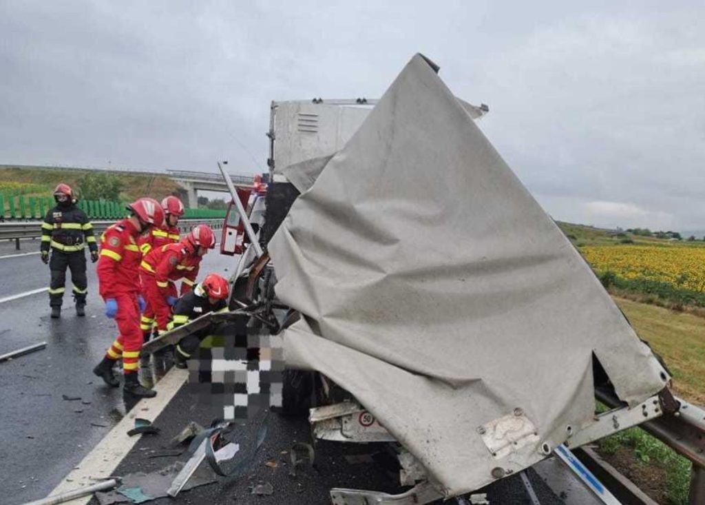  Șofer lovit mortal de un camion după ce a oprit pe autostradă pe banda de urgență și a coborât din mașină