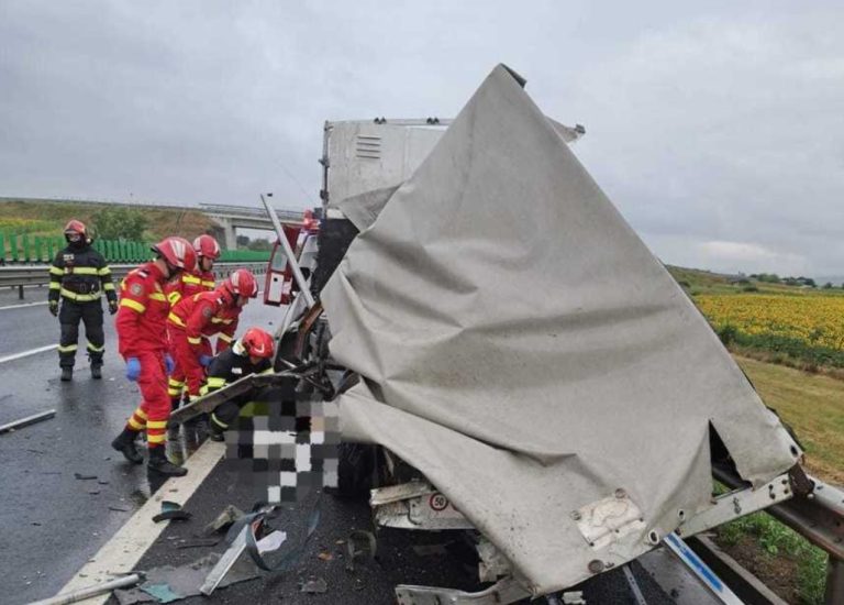 Șofer lovit mortal de un camion după ce a oprit pe autostradă pe banda de urgență și a coborât din mașină