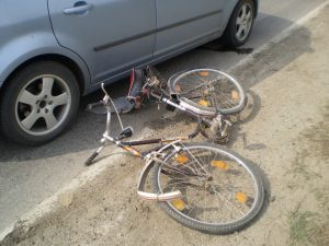 Iași - Copil de 11 ani, pe bicicletă, lovit de o mașină. Va fi dus la Spitalul de Neurochirurgie
