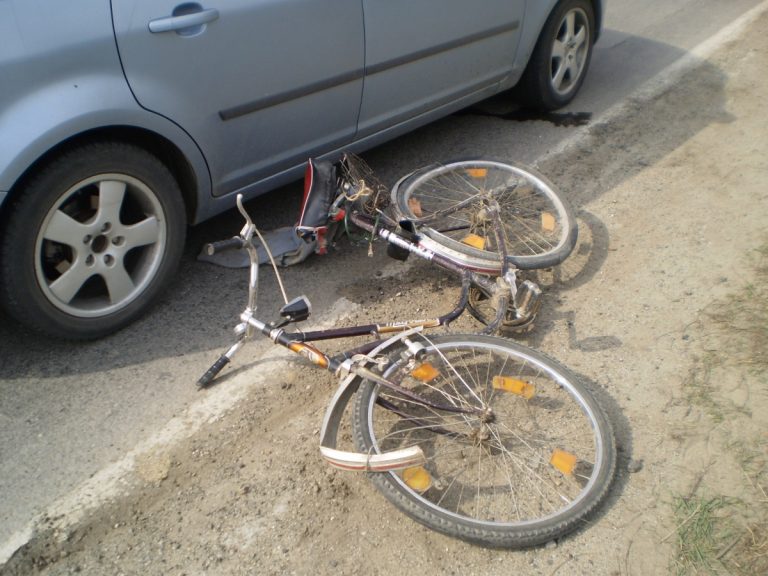 Copil de 13 ani, accidentat după ce a pătruns cu bicicleta pe şosea, de pe un drum lăturalnic