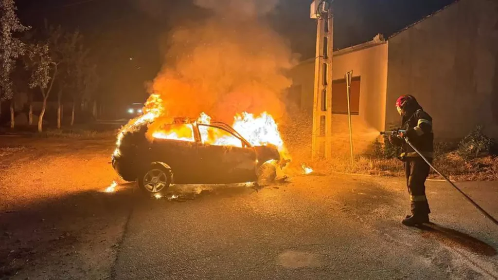 Trei copii, cu vârste între 9 şi 15 ani, răniţi după ce au izbit cu maşina un stâlp de electricitate
