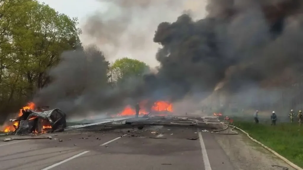  VIDEO 14 morți după ce un microbuz s-a lovit de o cisternă, în Ucraina