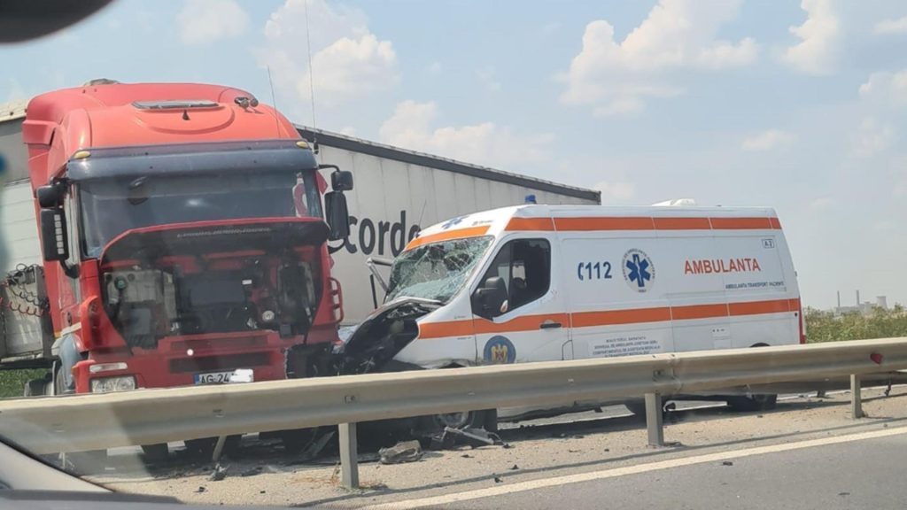  Un TIR a izbit violent o ambulanță pe autostrada Bucureşti – Piteşti