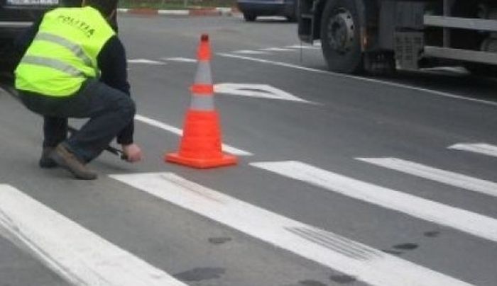 Accident grav în București: O femeie şi un copil în cărucior, loviţi pe trecerea de pietoni de un autoturism. Femeia a murit