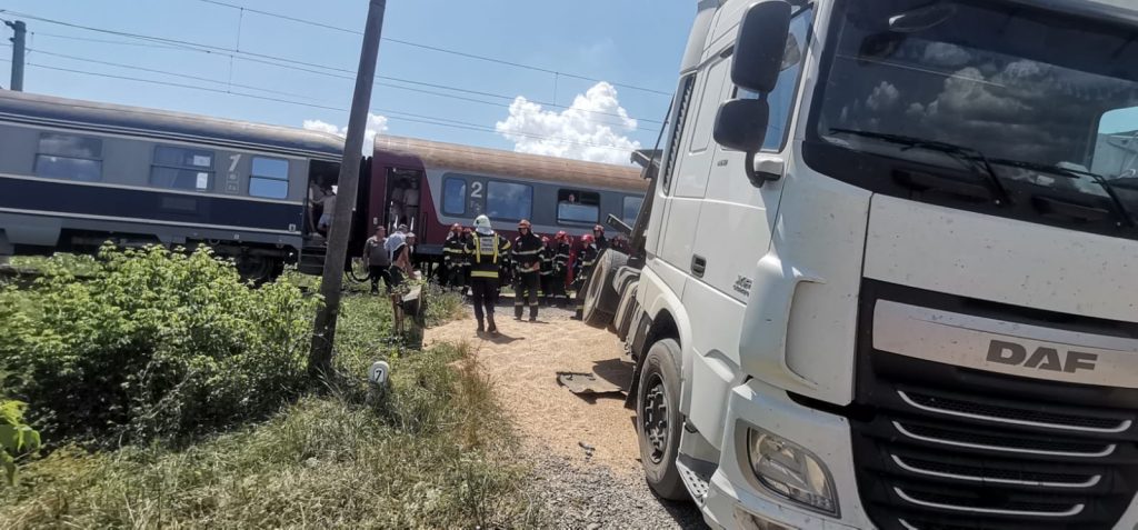  Accident feroviar la Iași. Autocamion, izbit de un tren, la Ruginoasa – FOTO