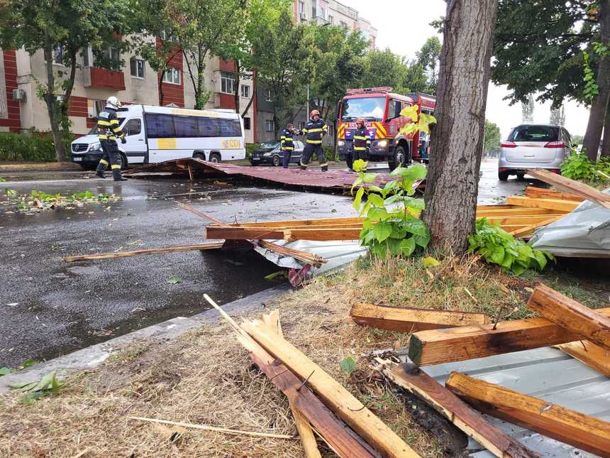 Acoperiş luat de vânt în Giurgiu. A căzut peste două maşini, într-una dintre ele fiind o persoană – FOTO