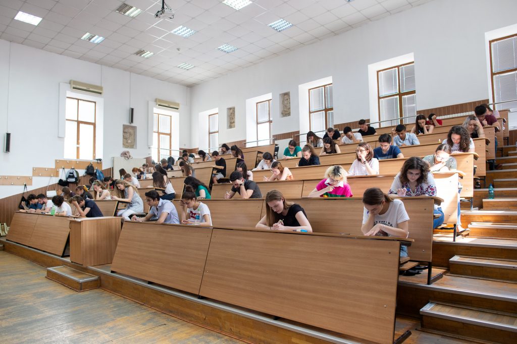 Candidații cu păr mare trebuie să și-l prindă! Duminică, testul grilă de admitere la UMF Iași: peste 1.700 de concurenți