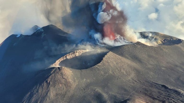 Zboruri spre Italia, anulate. Vulcanul Etna erupe