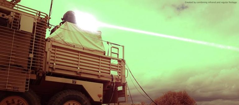 VIDEO Armata britanică a testat arma cu laser de pe un vehicul blindat. Distruge ținte cu viteza luminii
