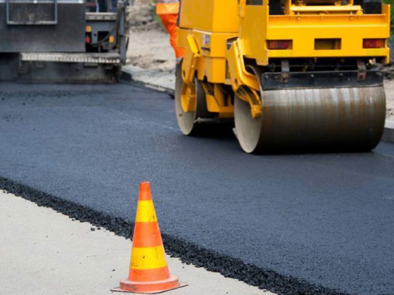 Patru oferte pentru câțiva kilometri de drum sătesc de modernizat cu 10 milioane de lei
