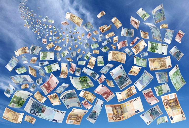 Efectele distribuirii gratuite a banilor: Ce se întâmplă când oamenii primesc bani fără restricții