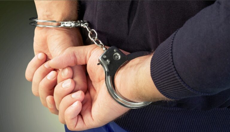 Covasna: Un bărbat a fost condamnat la 23 de ani şi cinci luni de închisoare după ce l-a bătut de mai multe ori pe fiul de opt luni al partenerei sale, iar acesta a murit